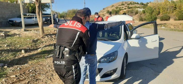 Av tüfekleri, fişekler ve tabanca ele geçirildi G4