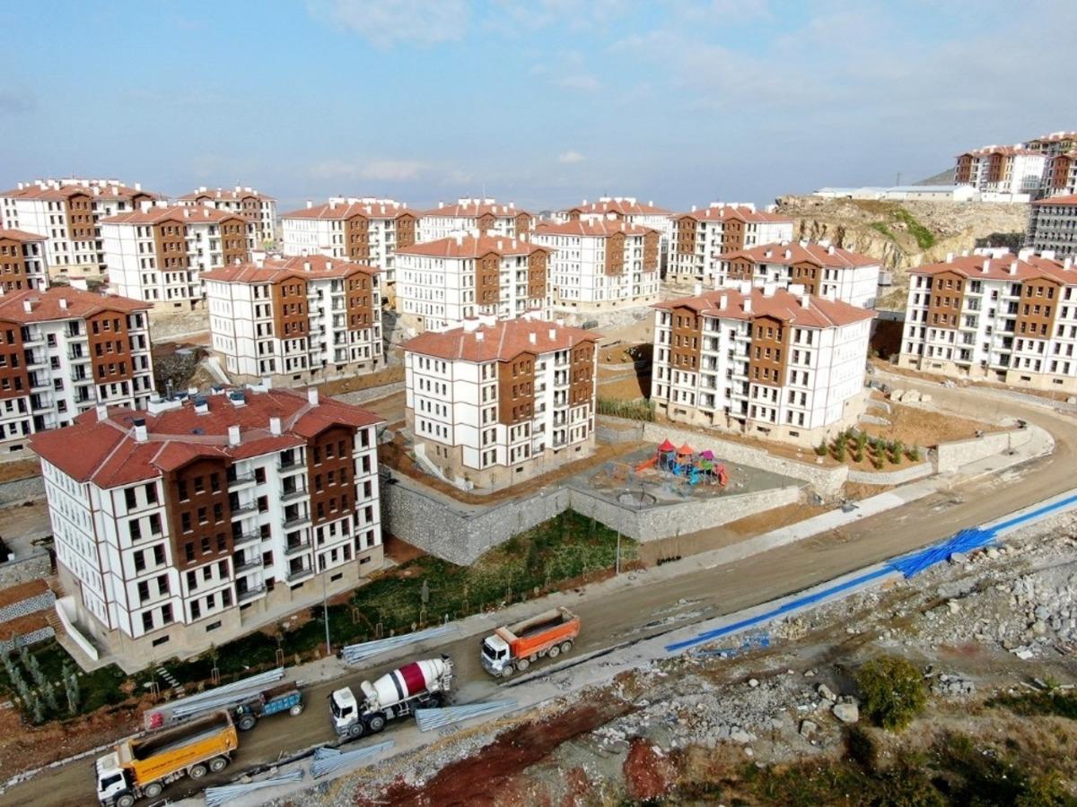 Depremzedeler i&ccedil;in yapılan Gelincik Tepesi konutlarında &ccedil;alışmalar s&uuml;r&uuml;yor