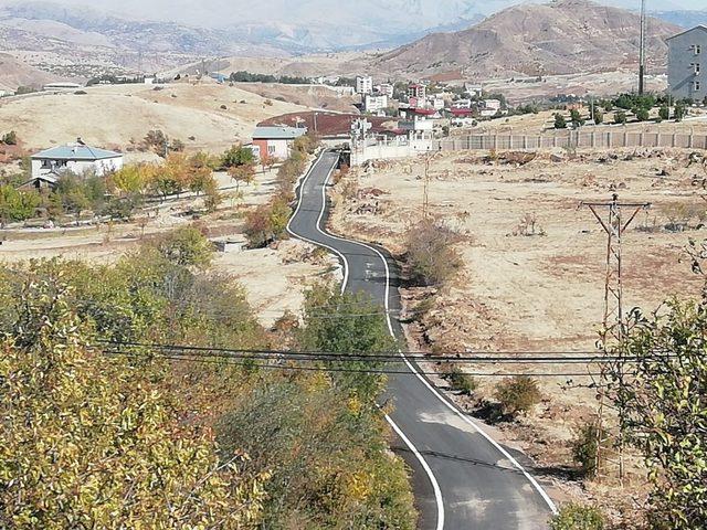 Asfaltı tamamlanan ilçe yollarının son rötuşları yapılıyor