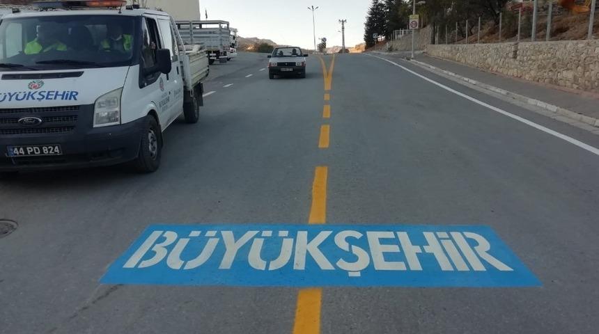 Asfaltı tamamlanan ilçe yollarının son rötuşları yapılıyor