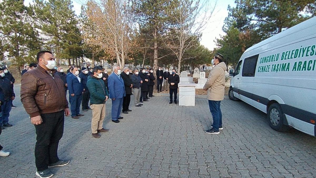 Korona vir&uuml;sten hayatını kaybeden sağlık &ccedil;alışanı toprağa verildi