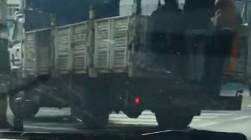 Tekirdağ'da kamyonet kasasına asılı halde maskesiz yolculuk