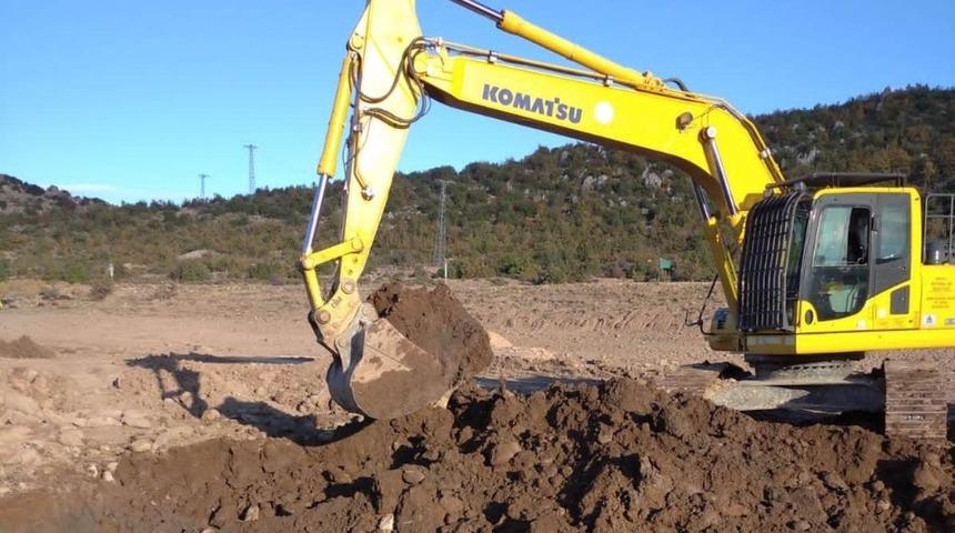Tarımsal sulama göleti temizleniyor