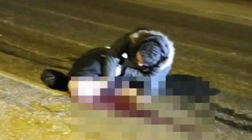 Tek kelimeyle dehşet! Öfkelendiği eşini hareket halindeki araçtan attı