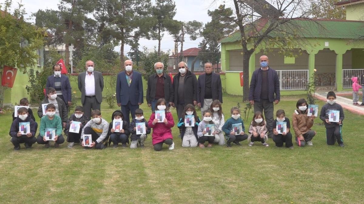 Muhtarlardan k&ouml;y &ccedil;ocuklarına tablet desteği