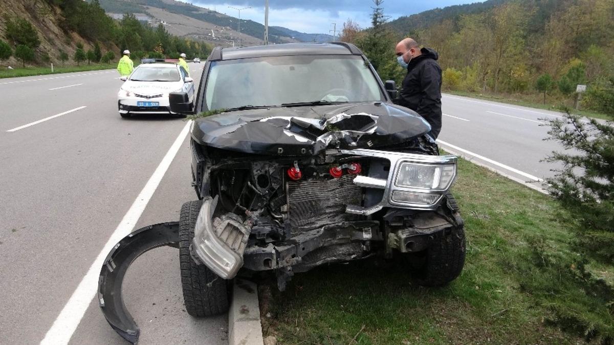 Samsun&rsquo;da otomobil aydınlatma direğine &ccedil;arptı: 2 yaralı