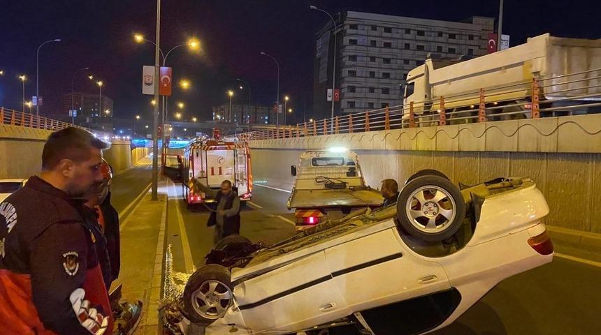 Devrilen otomobilin s&uuml;r&uuml;c&uuml;s&uuml; yaralandı