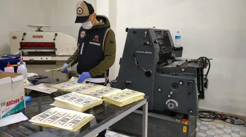 Kocaeli'de matbaada 1 milyon 352 bin sahte dolar basan 6 kişi tutuklandı