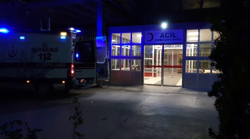 Afyonkarahisar'da işe giden karı kocaya &ouml;nce şişe attılar, sonra bı&ccedil;akla yaraladılar