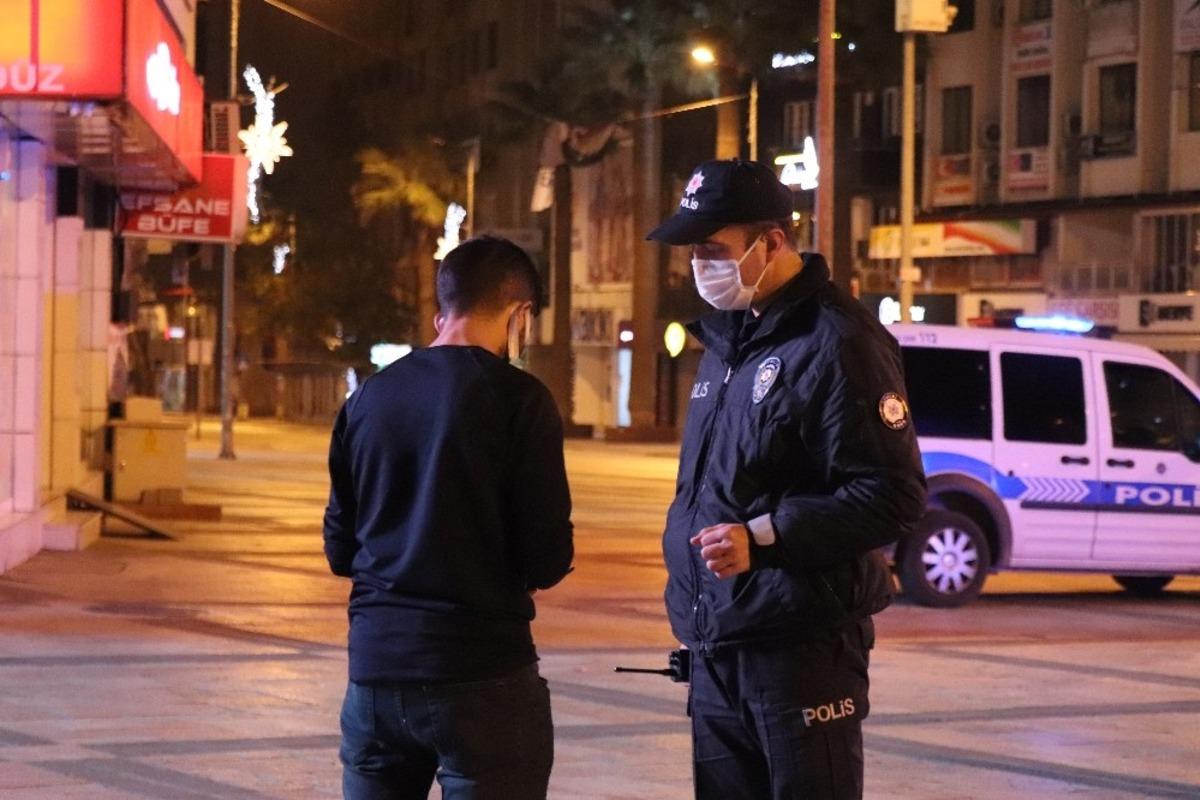 Denizli&rsquo;de kısıtlamalarda sokağa &ccedil;ıkan gence 3 bin 150 TL cezai işlem uygulandı