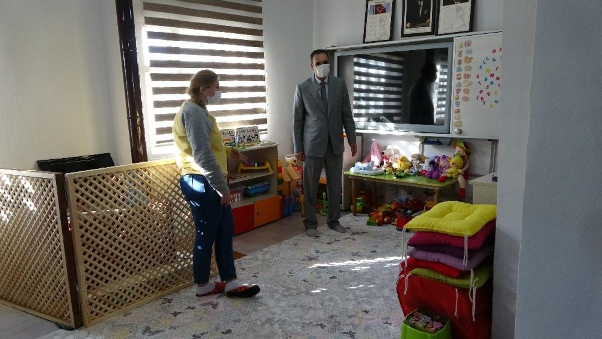 Fedakar &ouml;ğretmen hayatını k&ouml;y okulu &ouml;ğrencilerine adadı