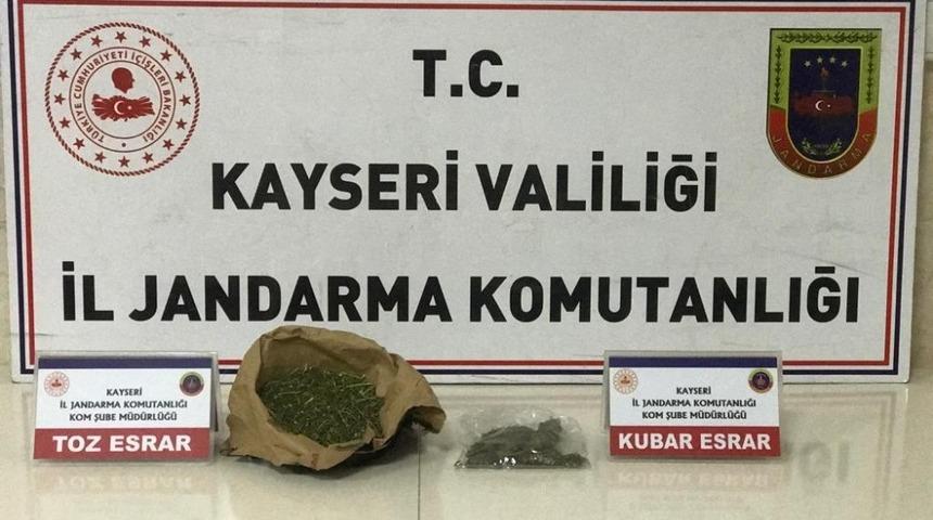 Kayseri&rsquo;de jandarmanın evde yaptığı aramada 250 gram esrar ele ge&ccedil;irildi