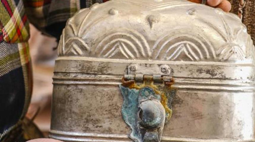 Sırrını &ccedil;&ouml;zemediler! 500 yıllık sandığı 1500 liraya satışa &ccedil;ıkardılar