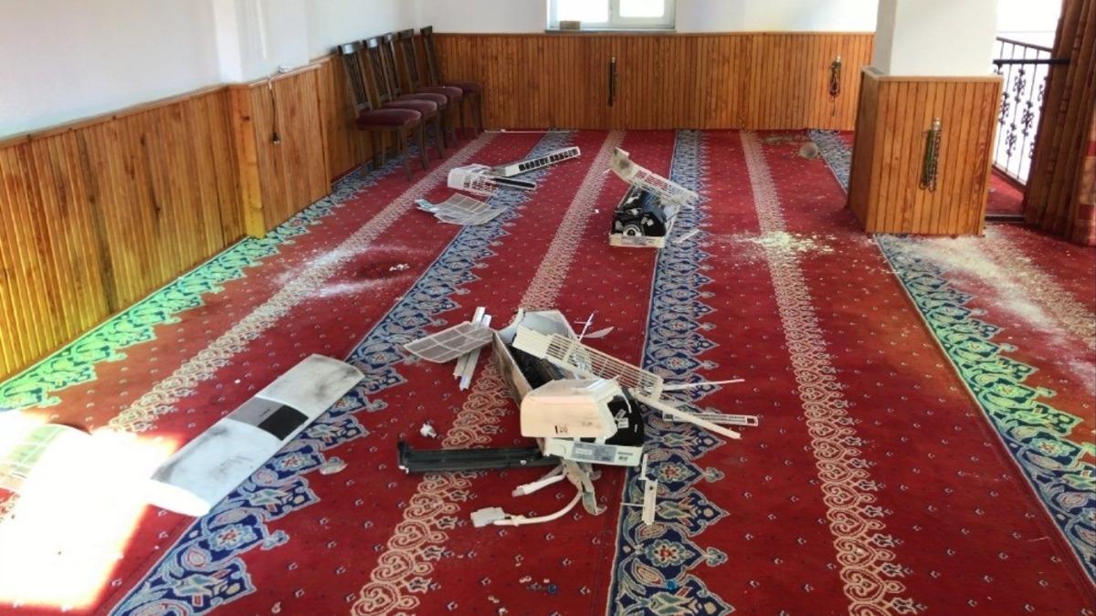 Heyelan nedeniyle, ibadete kapatılan camiyi hırsızlar talan etti