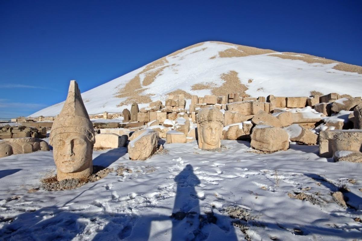 Nemrut Dağı&rsquo;na sezonun ilk karı d&uuml;şt&uuml;