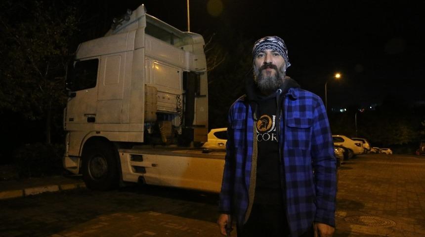Tır şoförü 4 gündür evinin bahçesindeki tırda yaşıyor