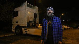 Tır şoförü 4 gündür evinin bahçesindeki tırda yaşıyor