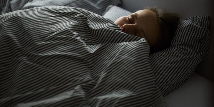 60 saniyede uykuya dalmanızı sağlayan 4-7-8 yöntemi!