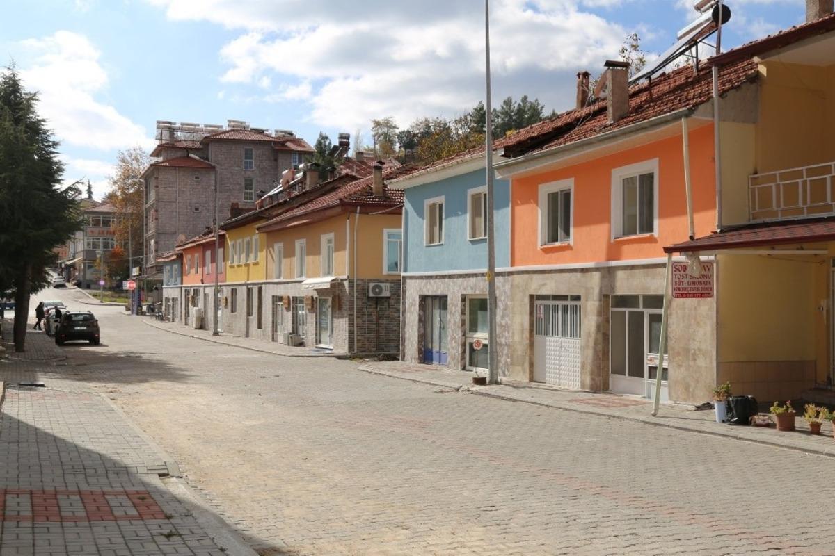 &Ccedil;ameli&rsquo;de eski evler tadilattan ge&ccedil;irilerek farklı renklere boyandı