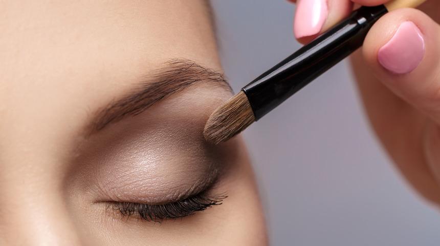 Profesyonel makyöz gibi buğulu göz makyajı yapmanın sırrı! 5 dakikada bitiyor