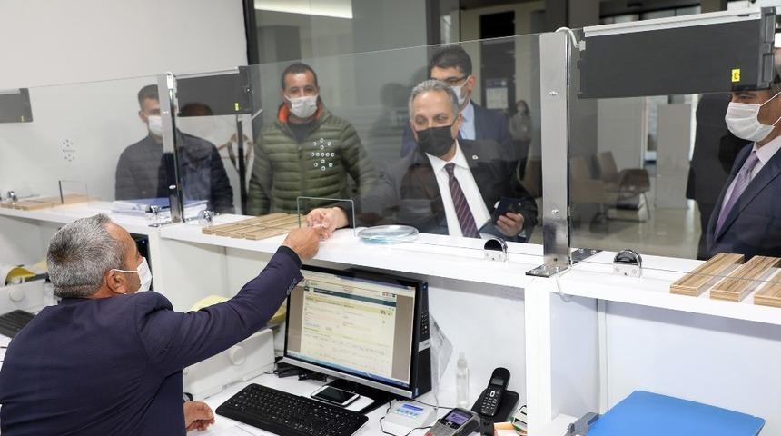 Başkan Yal&ccedil;ın vergisini &ouml;dedi, vatandaşlara &ccedil;ağrı yaptı