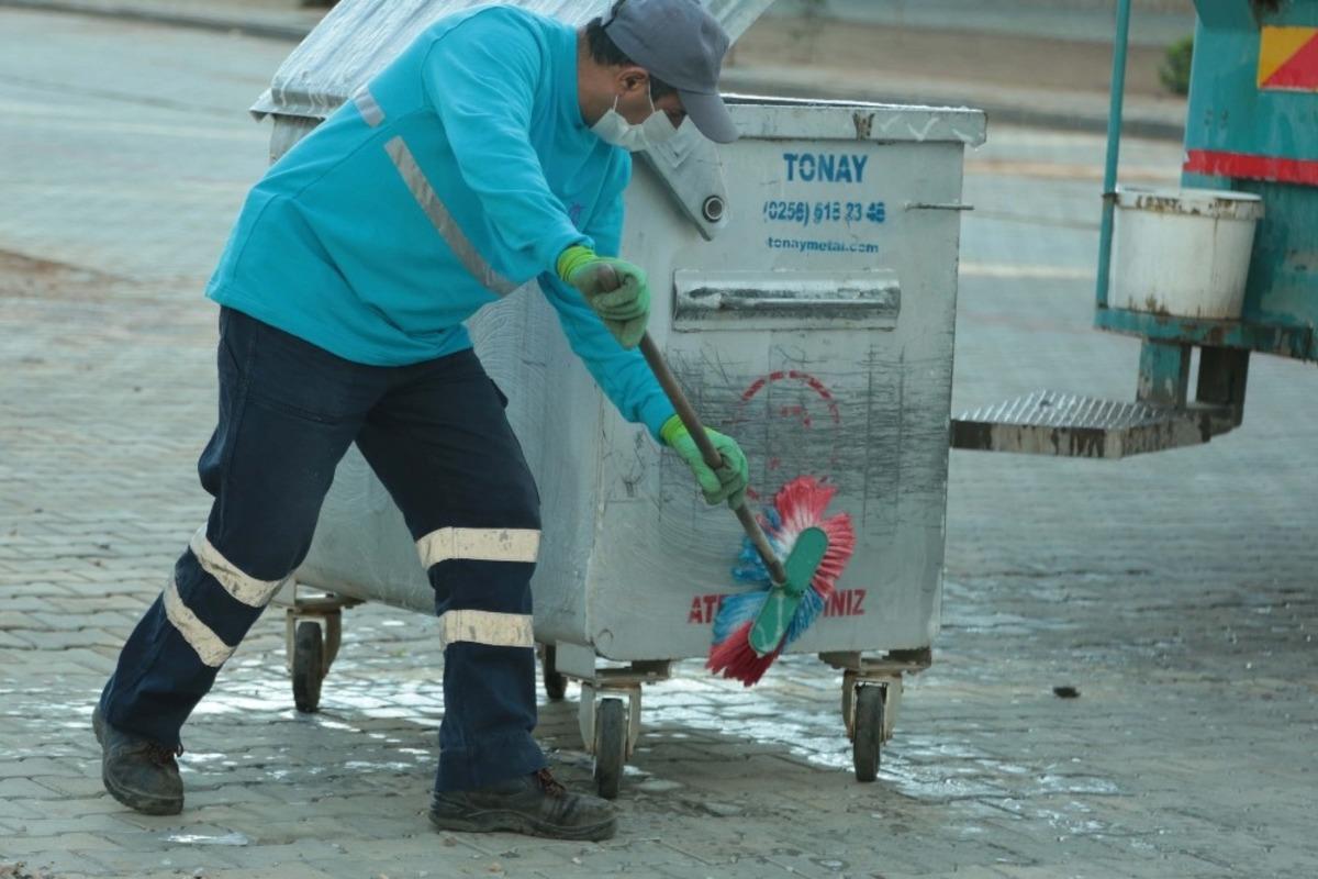 &Ccedil;&ouml;p konteynerleri k&ouml;p&uuml;kl&uuml; suyla yıkanıyor