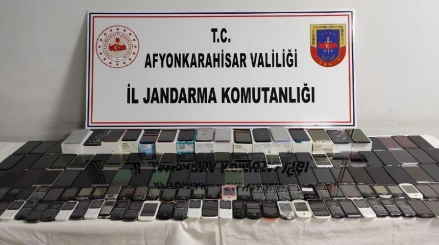 Jandarma 145 adet ka&ccedil;ak cep telefonu yakaladı