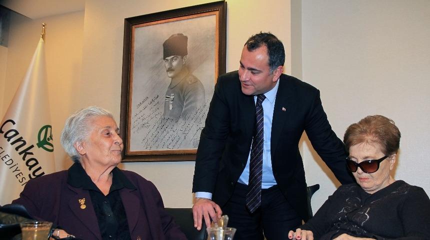 Alper Taşdelen &Ouml;ğretmenler G&uuml;n&uuml;&rsquo;n&uuml; kutladı