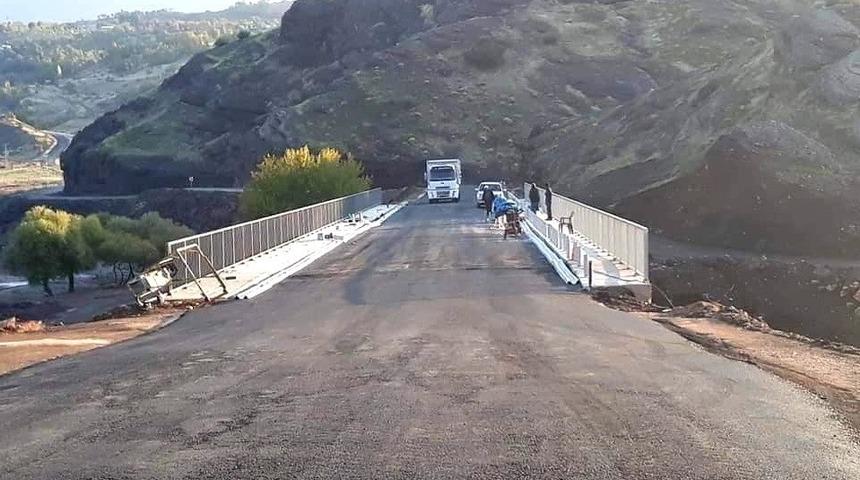 Selde hasar g&ouml;ren k&ouml;pr&uuml;n&uuml;n yerine yenisi yapıldı