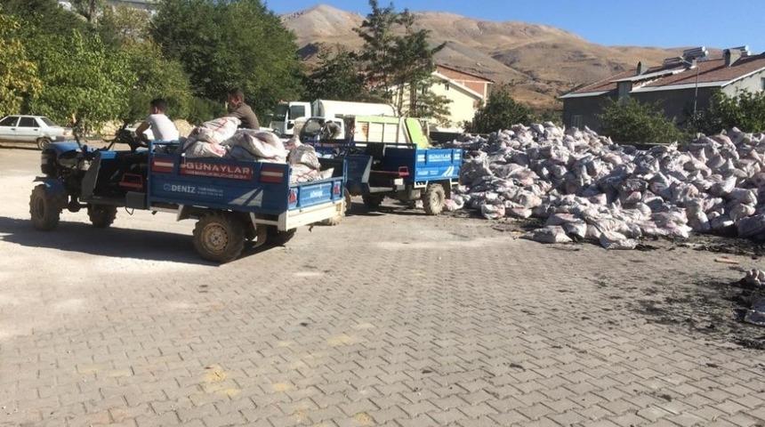 &Ccedil;elikhan&rsquo;da 1320 aileye 1320 ton k&ouml;m&uuml;r dağıtıldı