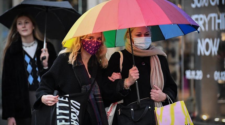 Koronavir&uuml;s: İngiltere'de sokağa &ccedil;ıkma kısıtlamalarının biteceği 2 Aralık'ta mağazalar ve spor salonları a&ccedil;ılacak