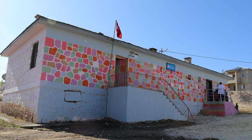 Okulun kömürlüğünü onarıp ana sınıfına dönüştürdü! 