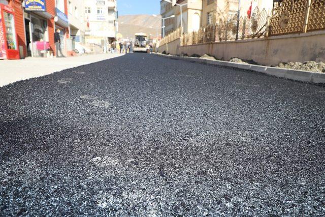 Hakkari’de yol asfaltlama çalışması