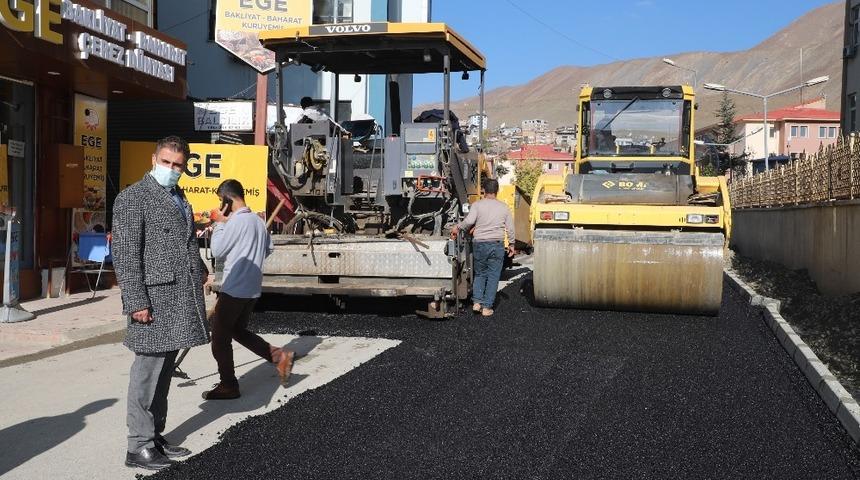 Hakkari&rsquo;de yol asfaltlama &ccedil;alışması