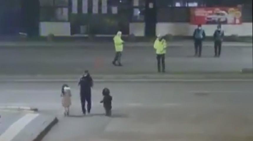 Sivaslı aile dondurucu soğukta uygulama yapan polis ekiplerini unutmadı