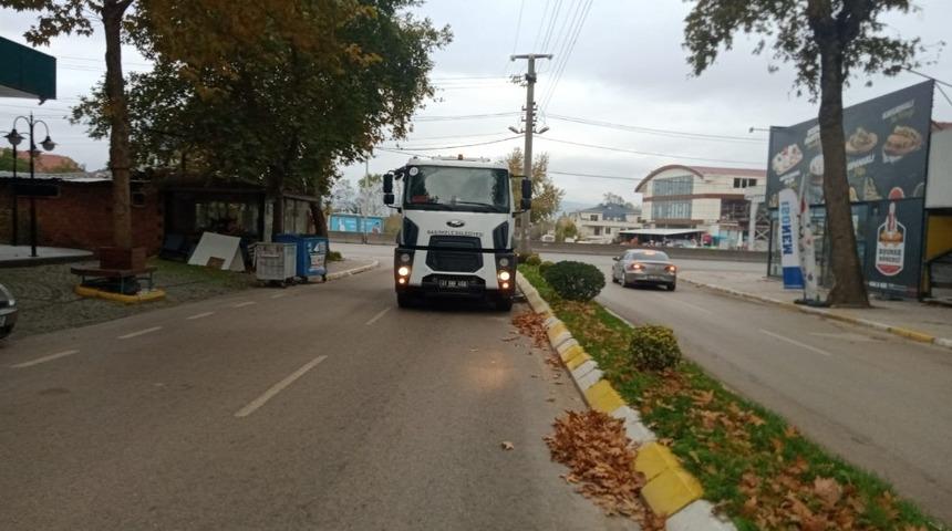 Başiskele’de cadde ve sokaklar aralıksız temizleniyor