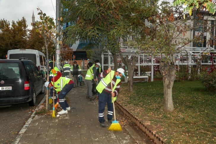 İşçiler halay çekerek cadde ve sokakları temizledi G2