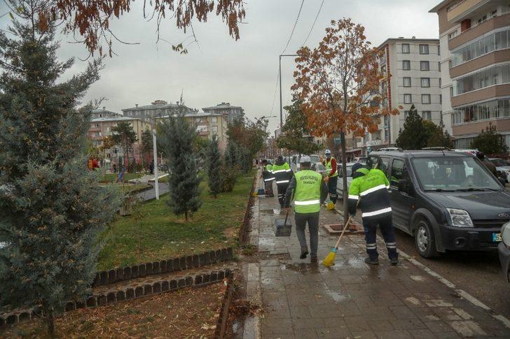 İşçiler halay çekerek cadde ve sokakları temizledi G3
