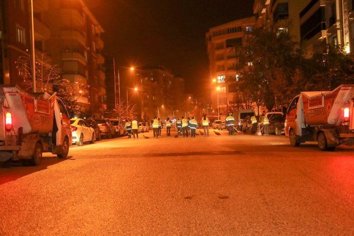 İşçiler halay çekerek cadde ve sokakları temizledi G4