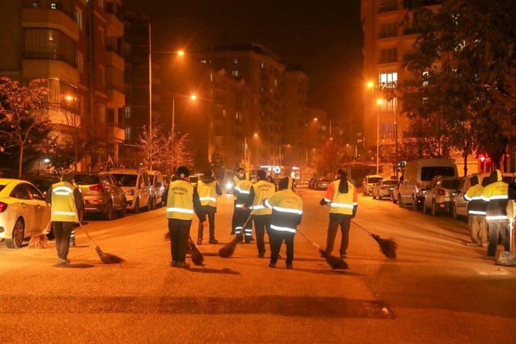 İşçiler halay çekerek cadde ve sokakları temizledi G5