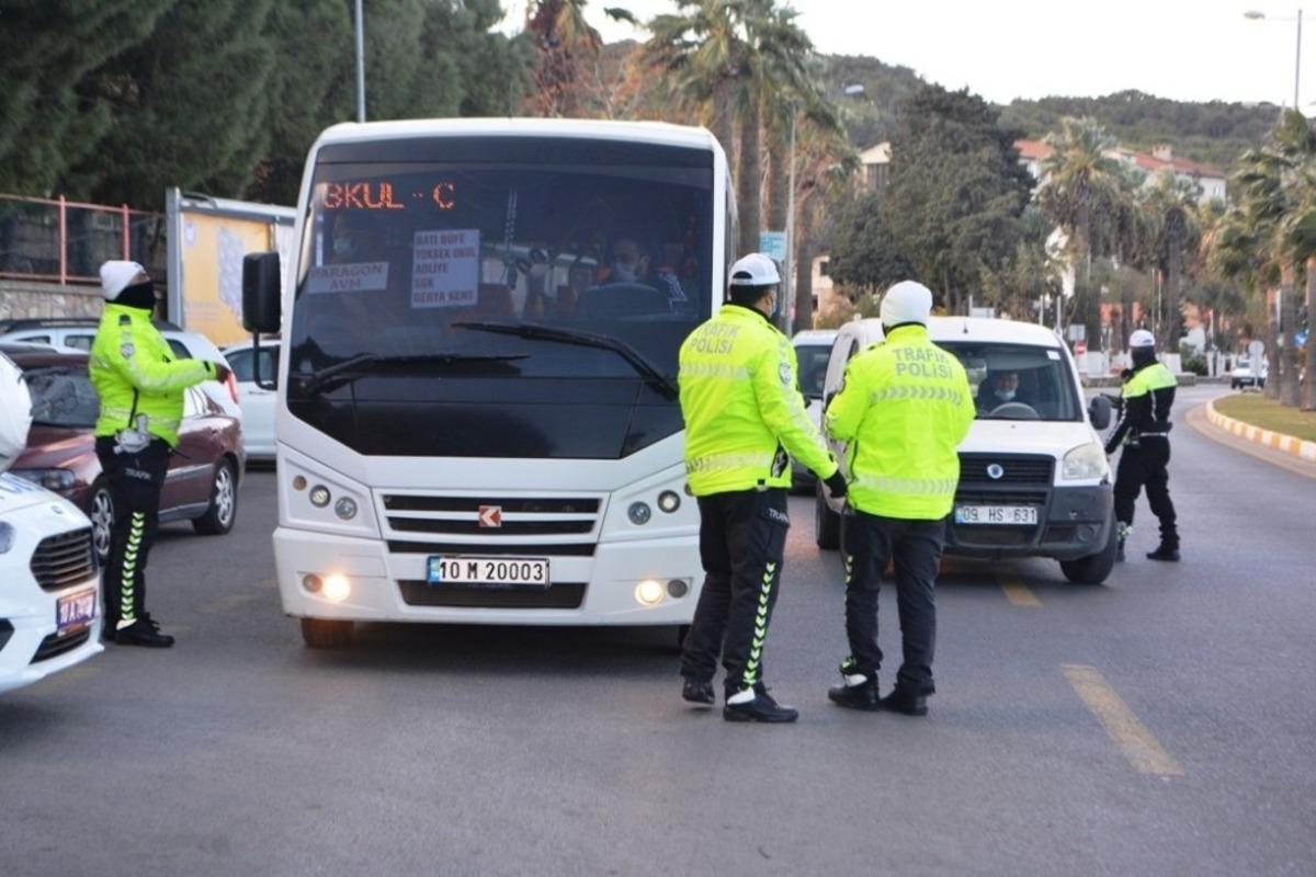 Ayvalık&rsquo;ta trafik polislerinden Covid19 savaşı