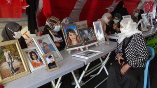 HDP önünde evlat nöbeti tutan ailelerden Arınç’a tepki: Gelsin önce bize destek versin