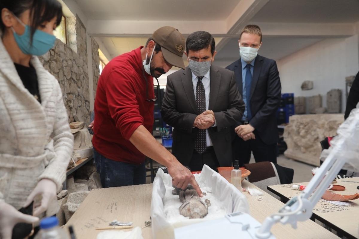 Kibyra&rsquo;da iki &ouml;nemli eser g&uuml;n y&uuml;z&uuml;ne &ccedil;ıkarıldı