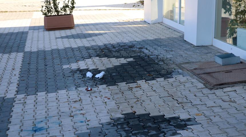 Binadan çıkan çifte şişe atıp darp ettiler!