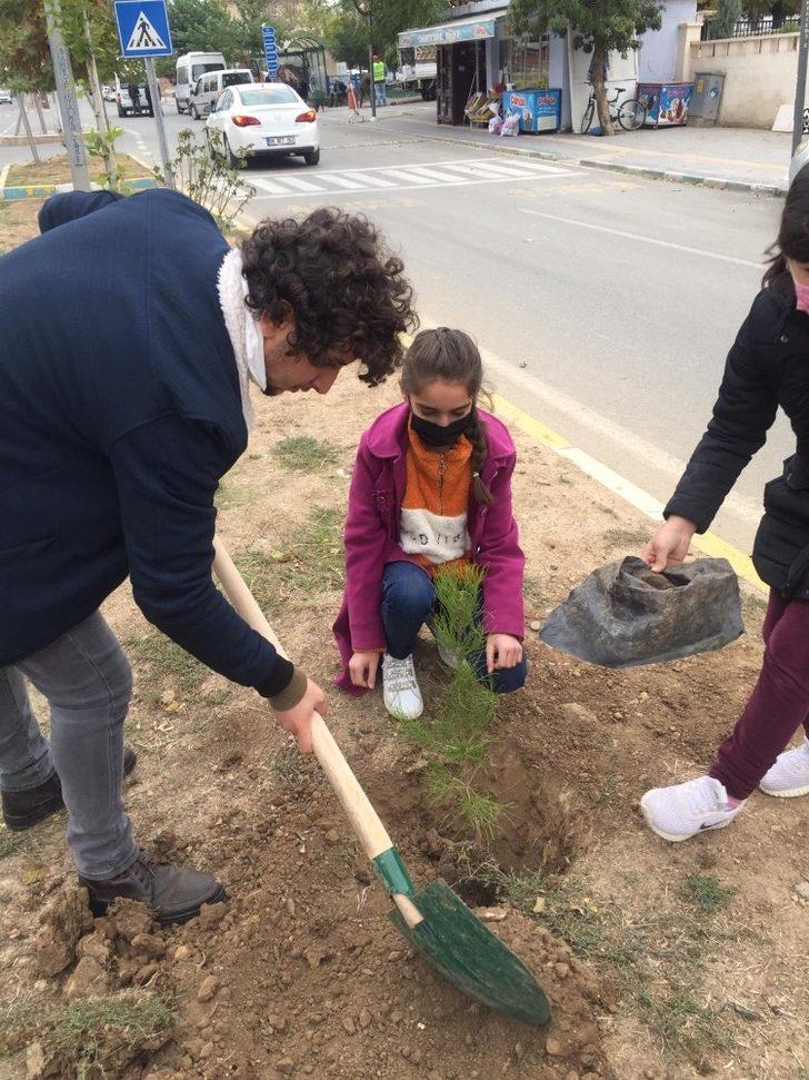 Gercüş’te Ağaçlar Kitaplarla Büyüyor Projesi başladı G3