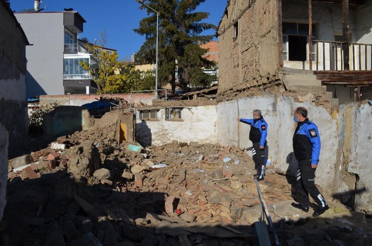 Merzifon&rsquo;da metruk evler yıkılıyor