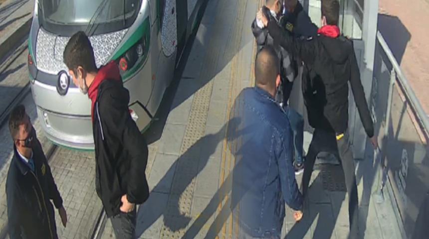 Kendisini uyaran güvenlik görevlisi bıçakladı