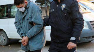 Afyonkarahisar'da akılalmaz olay! Binadan çıkan çiftin üzerine şişe atıp dövdüler