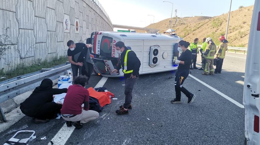 Bursa'da feci kaza! Ambulans 6 metreden d&uuml;şt&uuml;, hasta ağır yaralandı