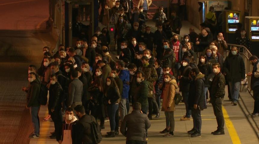 Zincirlikuyu metrob&uuml;s durağında yoğunluk